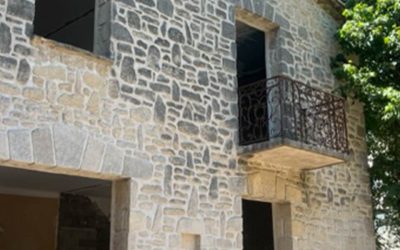 Comment nettoyer les façades en pierre poreuse et délicate