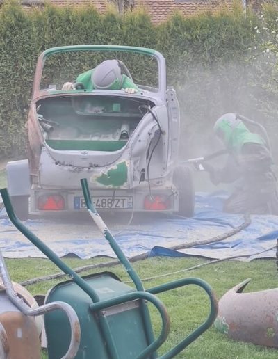 Décapage de la carrosserie d'une coccinelle cabriolet volkswagen