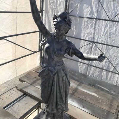 Aerogommage de la statue de Marianne à Vendres