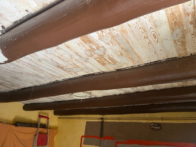 POUTRE BOIS D'UN CORPS DE FERME EN HAUTE LOIRE AVANT TRAVAUX DE DÉCAPAGE 