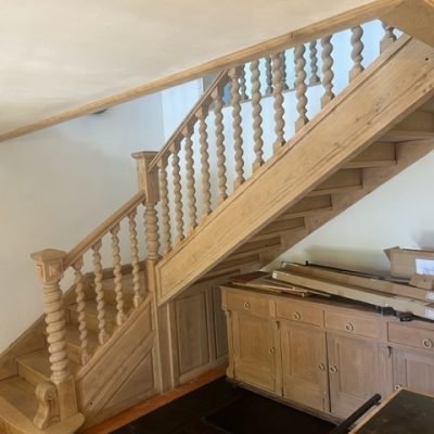 AÉROGOMMAGE D’UN ESCALIER EN CHÊNE HAUTE LOIRE LE PUY EN VELAY