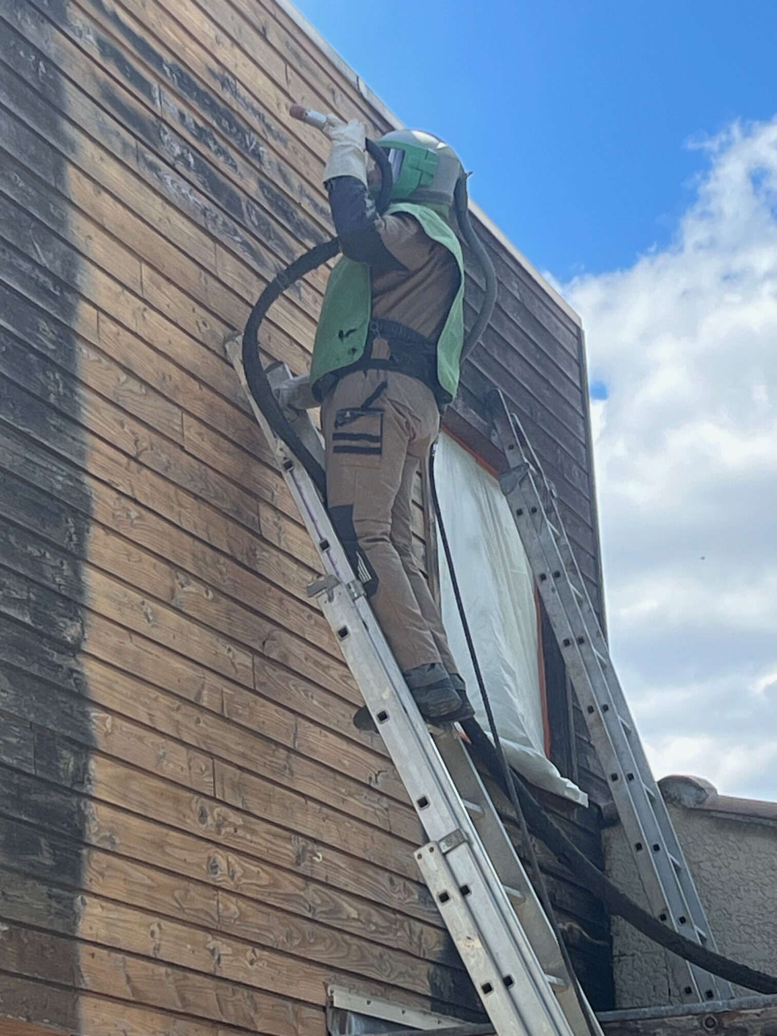 AÉROGOMMAGE D'UN BARDAGE A OSSATURE BOIS 