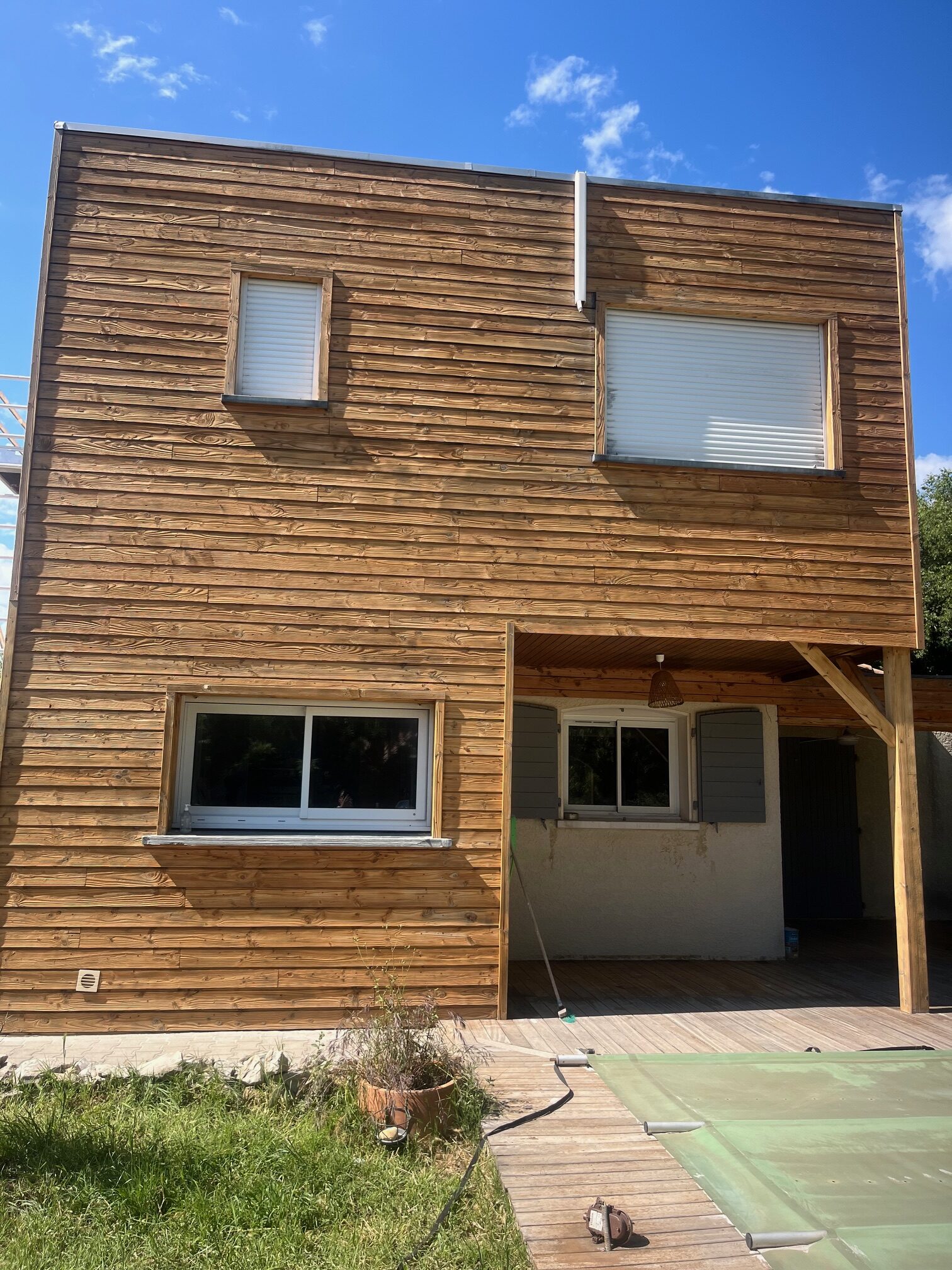 AÉROGOMMAGE ET NETTOYAGE D'UN BARDAGE BOIS 