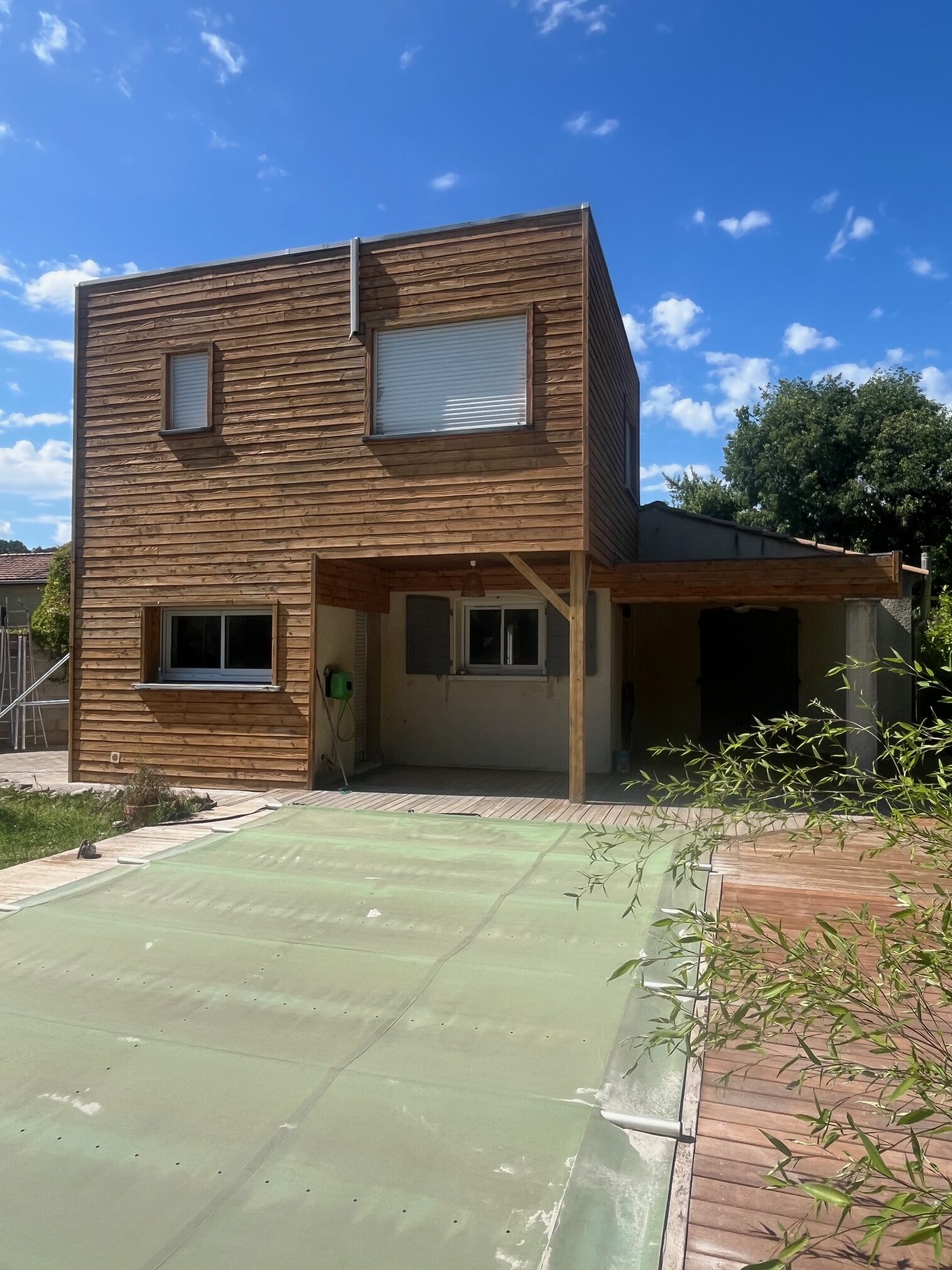 NETTOYAGE ET AÉROGOMMAGE D'UN BARDAGE BOIS AVEC APPLICATION D'UN SATURATEUR OBBIASAT 