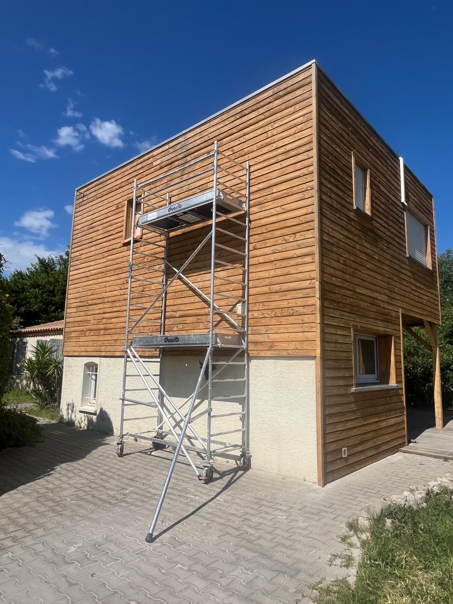 NETTOYAGE PAR SYSTÈME D'AÉROGOMMAGE D'UN BARDAGE BOIS 