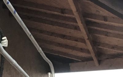Comment nettoyer une avancée de toiture