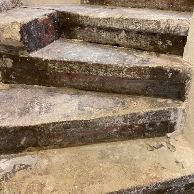 DÉCAPAGE D’UN ESCALIER EN PIERRE