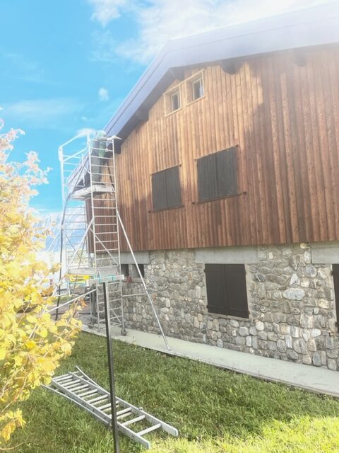 AÉROGOMMAGE D'UN BARDAGE BOIS SUITE À LA GRÊLE 