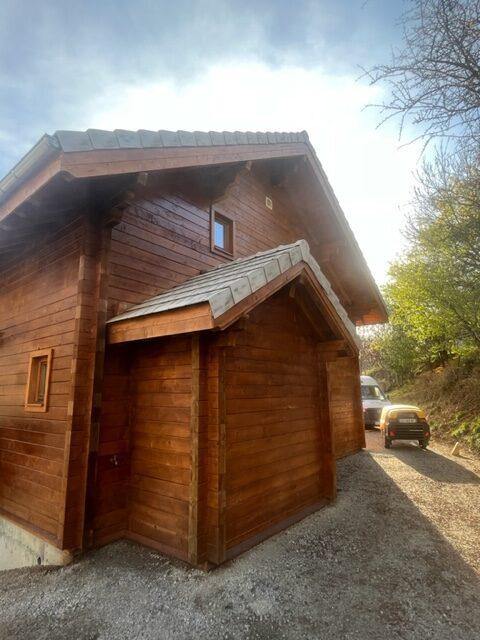 TRAVAUX DE PROTECTION DU BOIS AVEC L'APPLICATION D'UN SATURATEUR HAUTE PERFORMANCE DE CHEZ OBBIASAT 