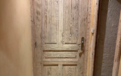 Aérogommage de porte en bois