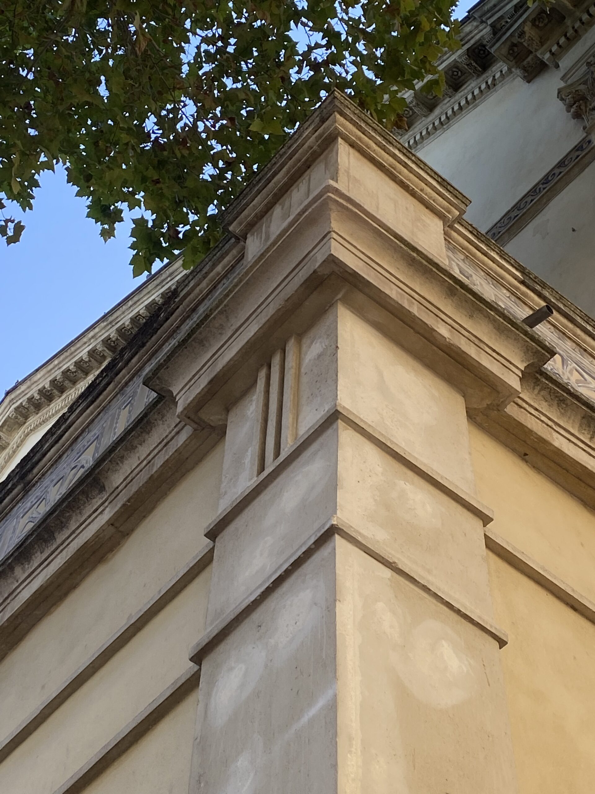 NETTOYAGE D'UNE FAÇADE EN PIERRE DE TAILLE 