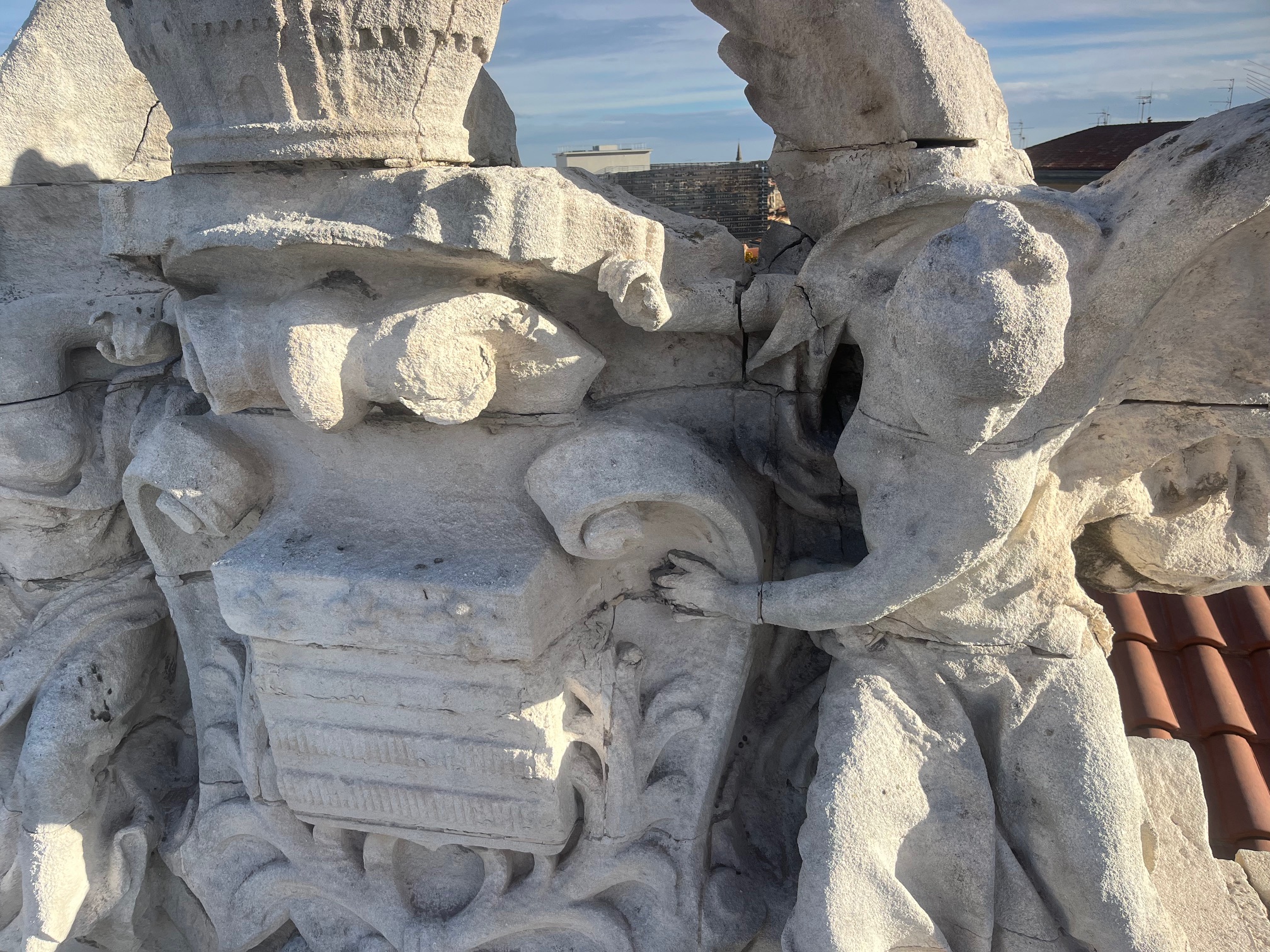 HYDROGOMMAGE DE STATUE EN PIERRE 