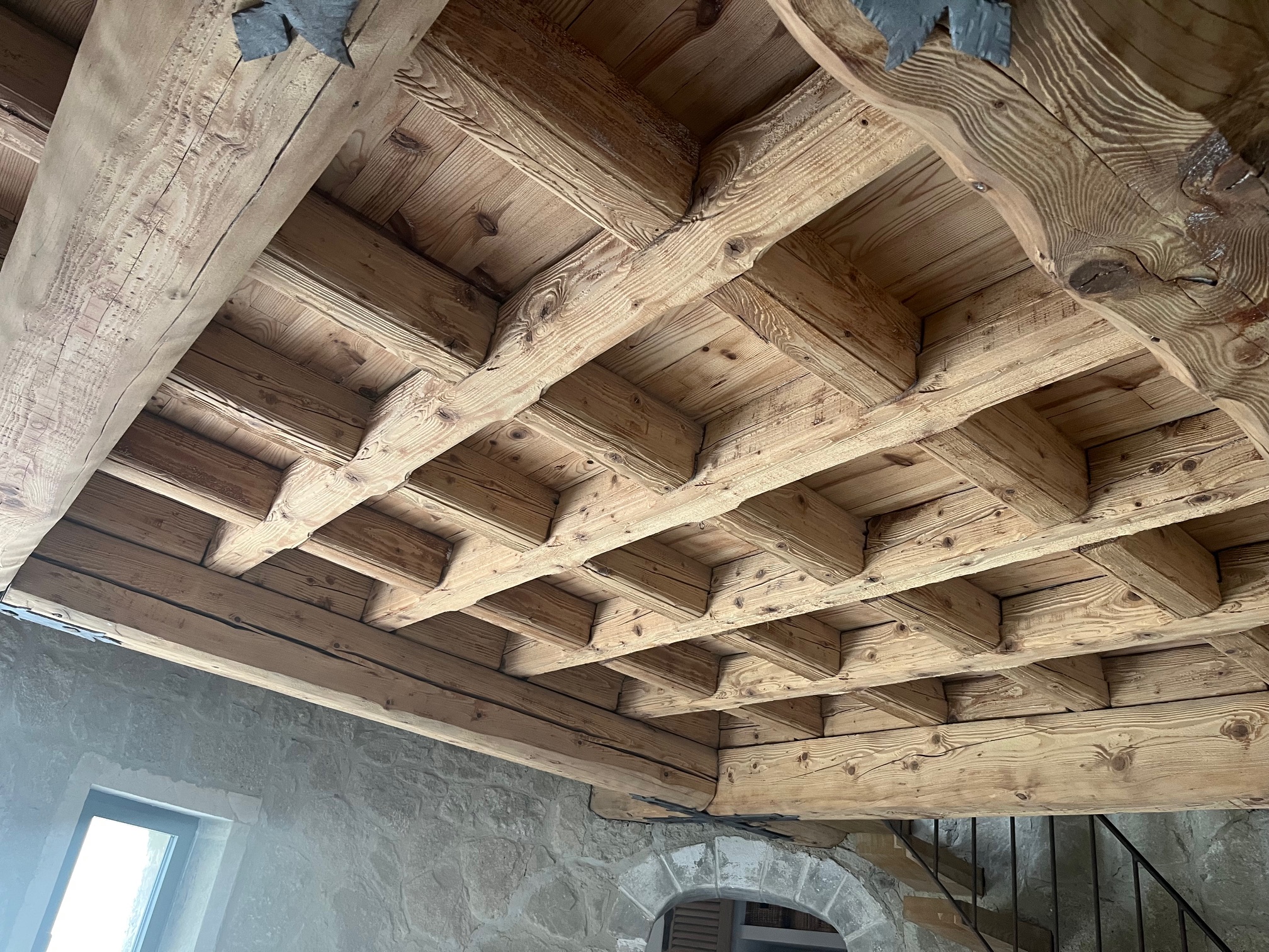 AÉROGOMMAGE DE POUTRES BOIS ET CHARPENTE CHÂTEAU DE BORDEAUX