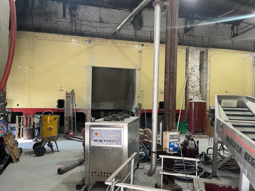 CUVE DE VIN AVANT TRAVAUX AVEC UNE RÉSINE EPOXY À DÉCAPER