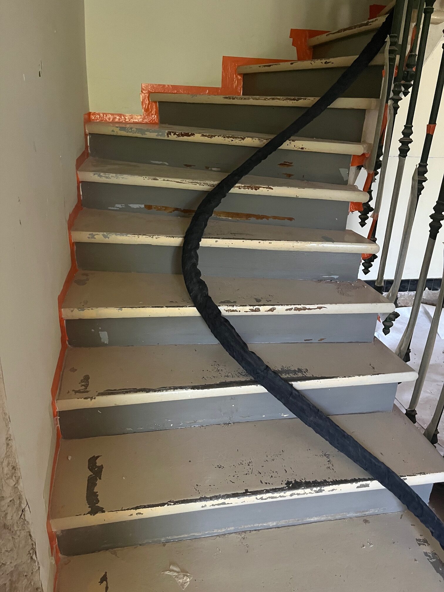 TRAVAUX DE SABLAGE D'UN ESCALIER EN PIERRE 