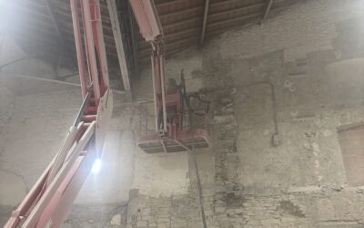 NETTOYAGE DE MURS EN PIERRE PAR AÉROGOMMAGE