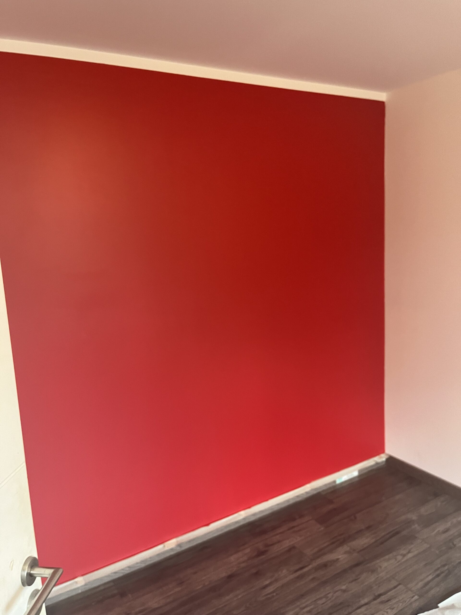 Application peinture couleur mat profond de chez TOLLENS 