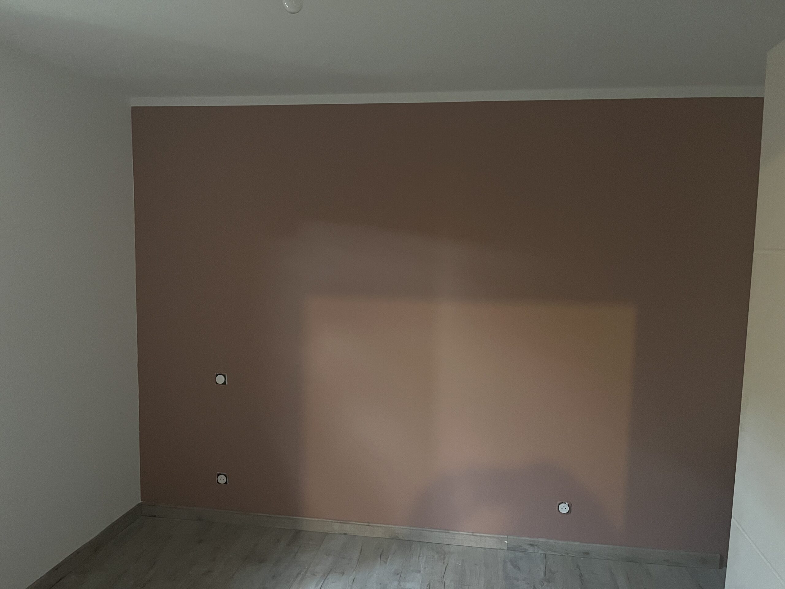 Peinture d'une chambre en couleur marron profond de chez TOLLENS 