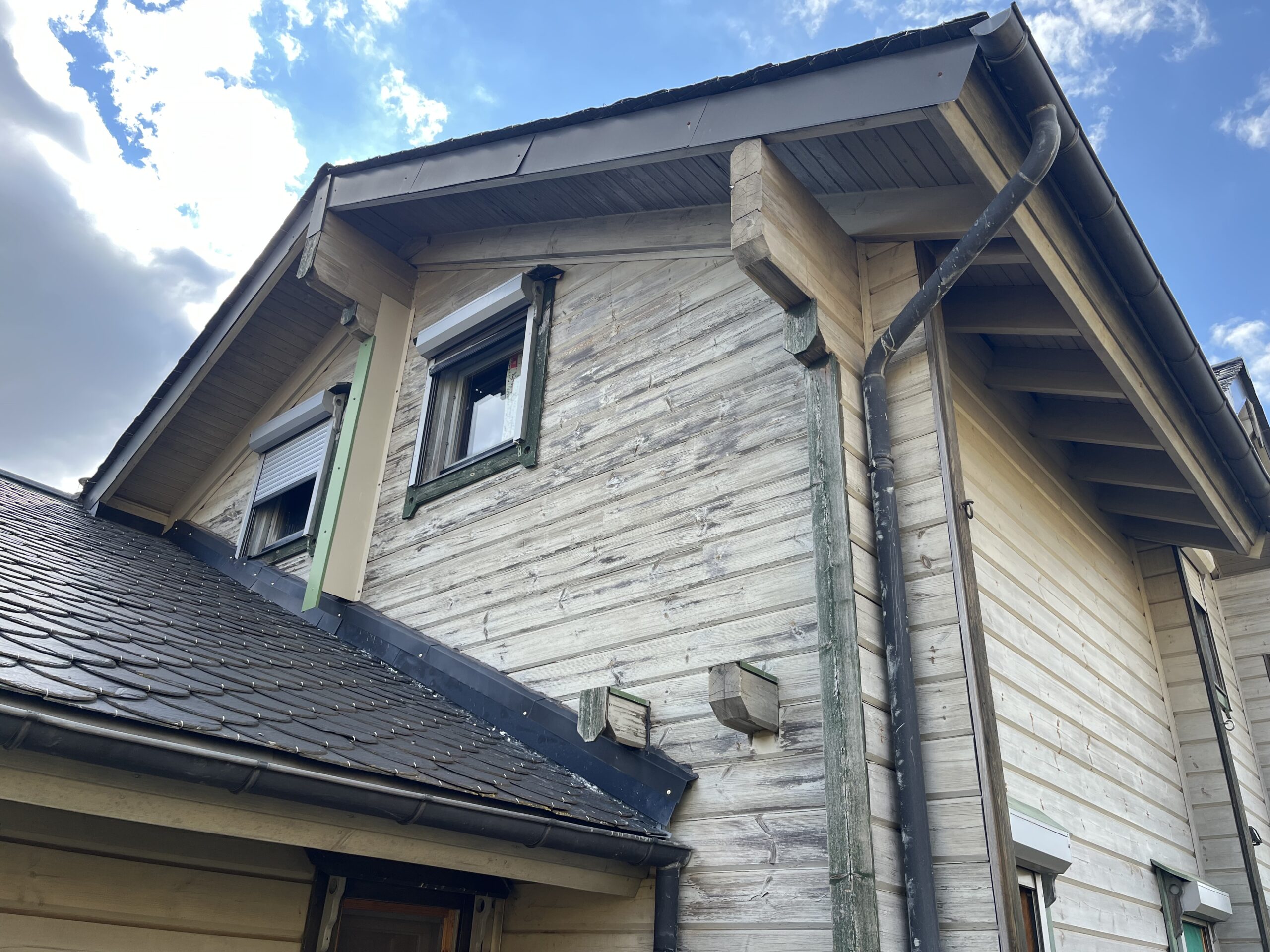 Bardage existant avant travaux aérogommage chalet bois et application d'un saturateur