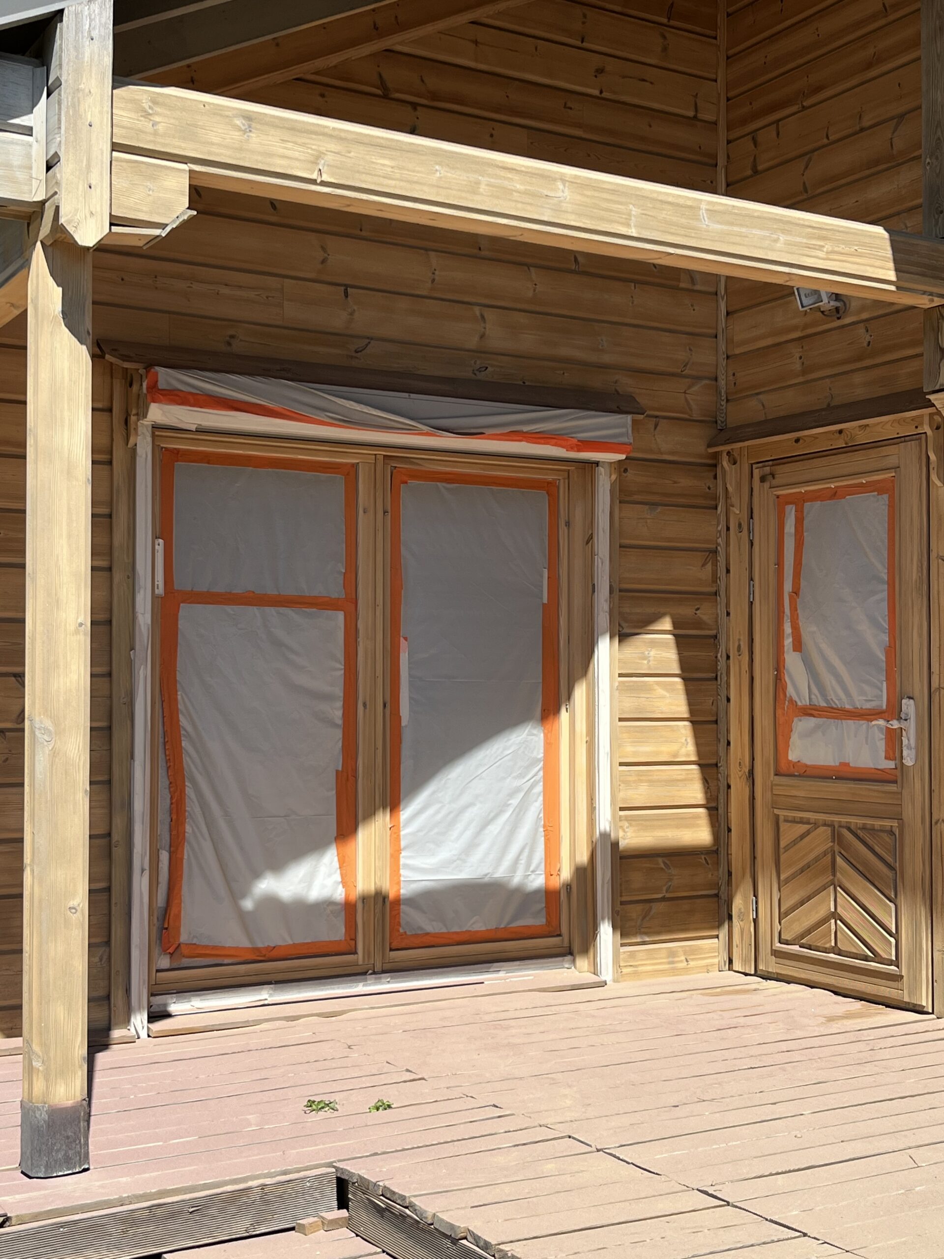 masquage fenêtre pendant les travaux d'aérogommage chalet bois