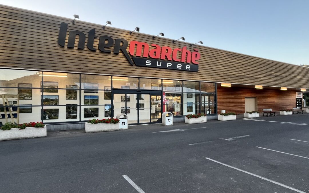 Travaux d'application d'un saturateur pour bois sur un magasin intermarché super