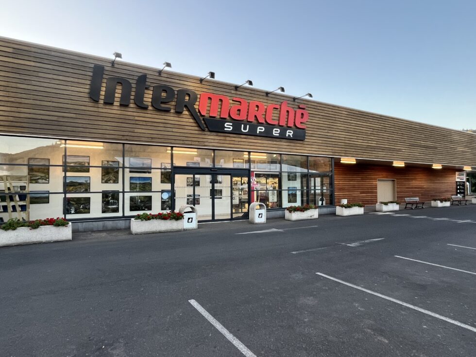 ENTRETIEN D'UN BARDAGE EXTÉRIEUR D'UNINTERMARCHÉ SUPER