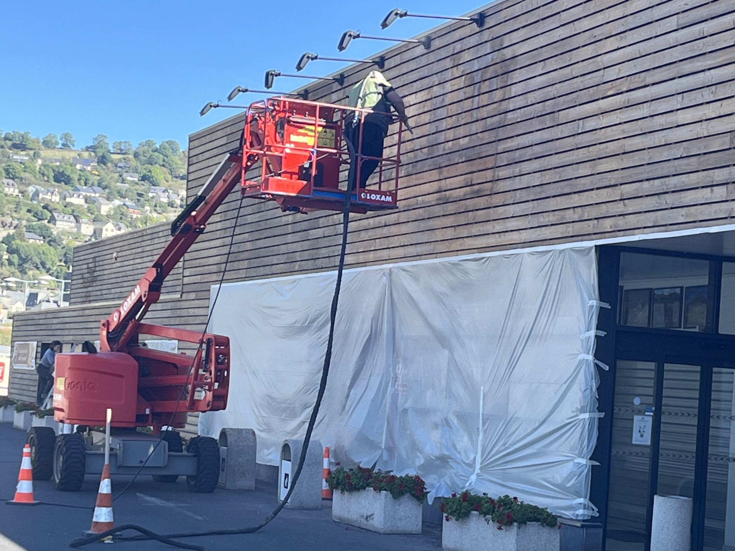 DÉCAPAGE D'UN BARDAGE BOIS AVEC APPLICATION D'UN SATURATEUR OBBIA