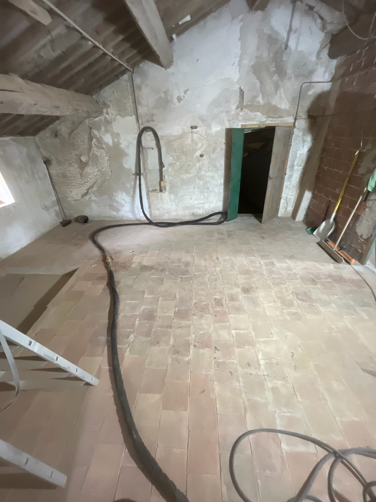 TRAVAUX DE NETTOYAGE DE TOMETTES EN TERRE CUITE