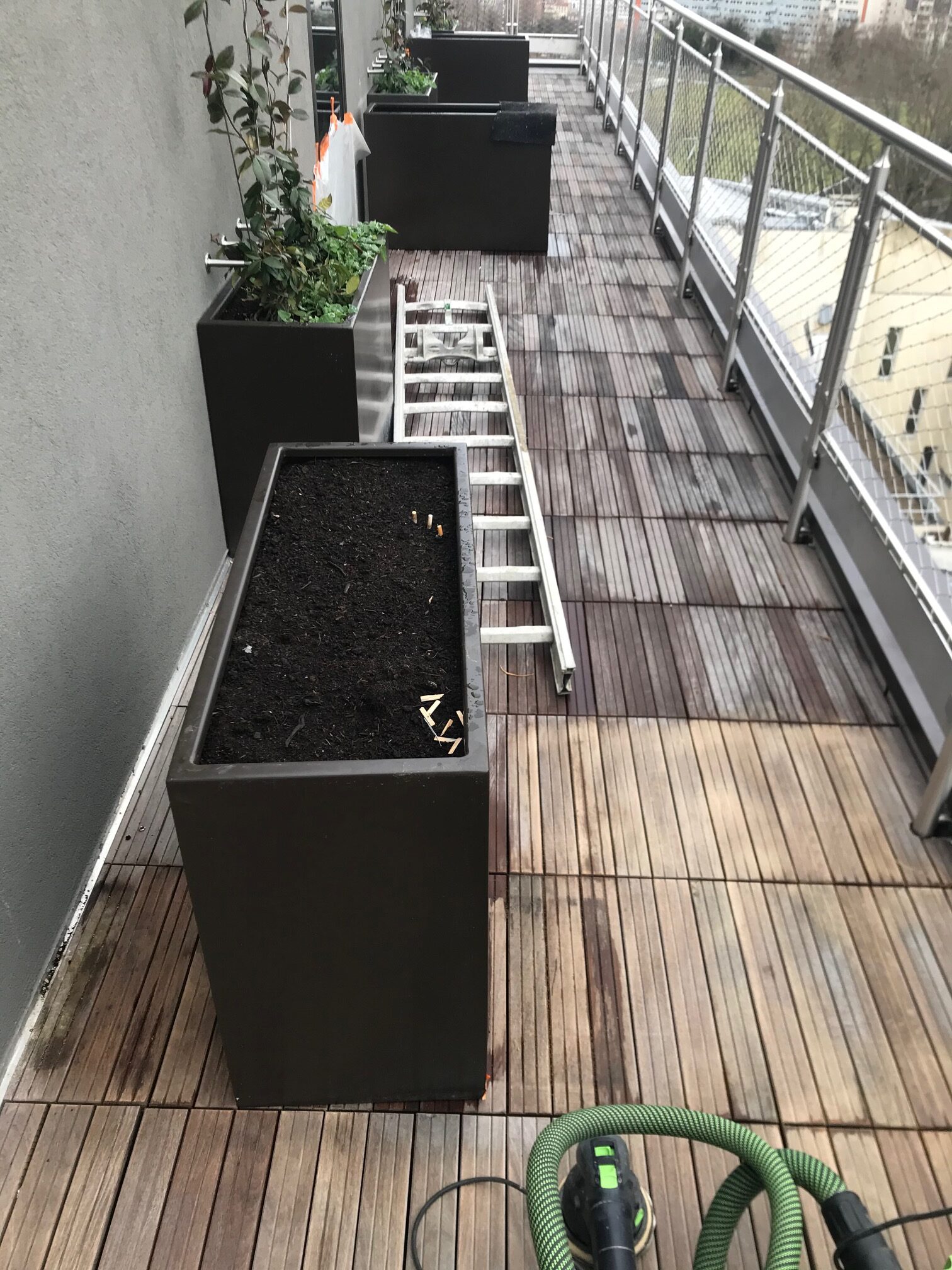 PONÇAGE DES LAMES DE BOIS D'UNE TERRASSE EXOTIQUE AVANT TRAITEMENT M1 