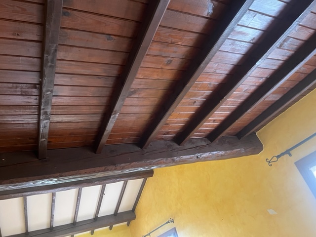 AÉROGOMMAGE DE POUTRE BOIS À AUMONT-AUBRAC