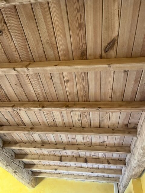 AÉROGOMMAGE D'UNE SOUS FACE DE TOITURE À AUMONT-AUBRAC 