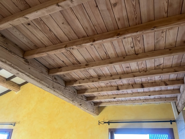 AÉROGOMMAGE DE POUTRES BOIS À AUMONT AUBRAC 