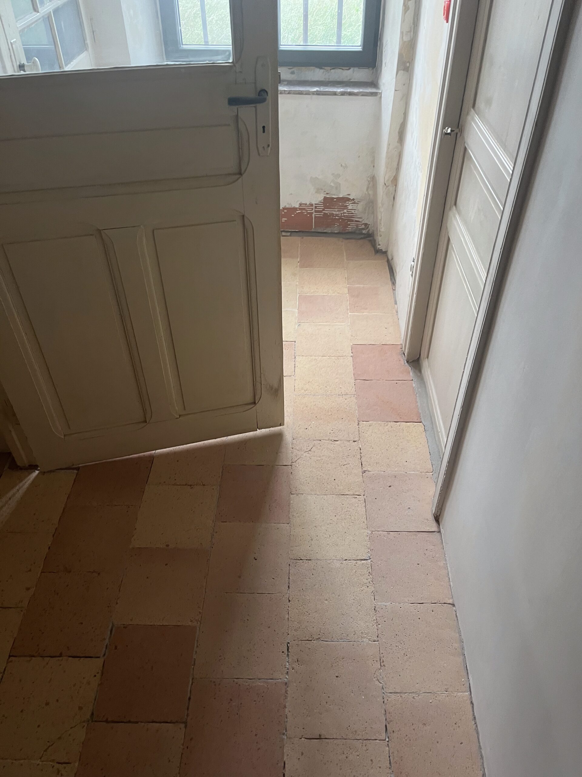 TRAVAUX D'AÉROGOMMAGE DE TOMETTES EN TERRE CUITE