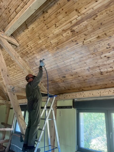 application d'un vernis intumescent sur un lambris en bois