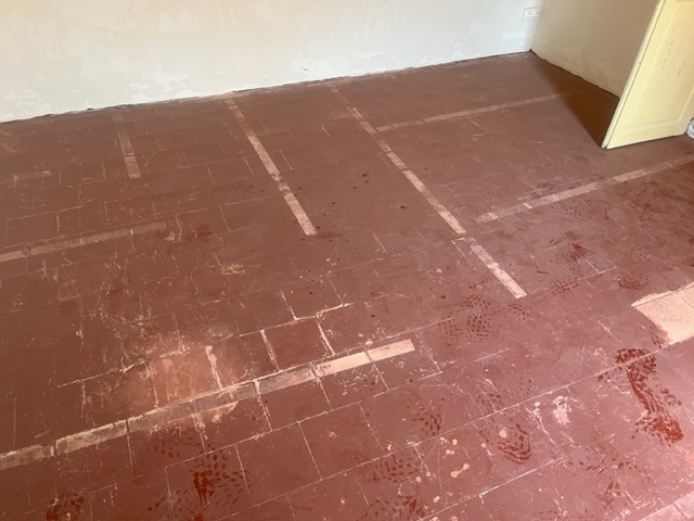 SOL EN TOMETTE EN TERRE CUITE AVANT TRAVAUX DE SABLAGE