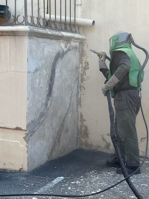 ENLÉVEMENT D'UNE PEINTURE ÉPAISSE RPE AVEC LE SABLAGE 