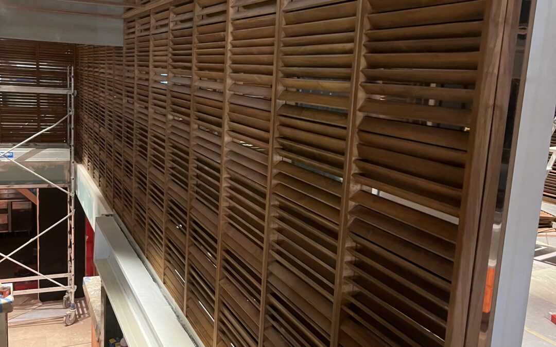 TRAITEMENT DU BOIS CONTRE LE FEU SUR DES PANNEAUX EN BOIS