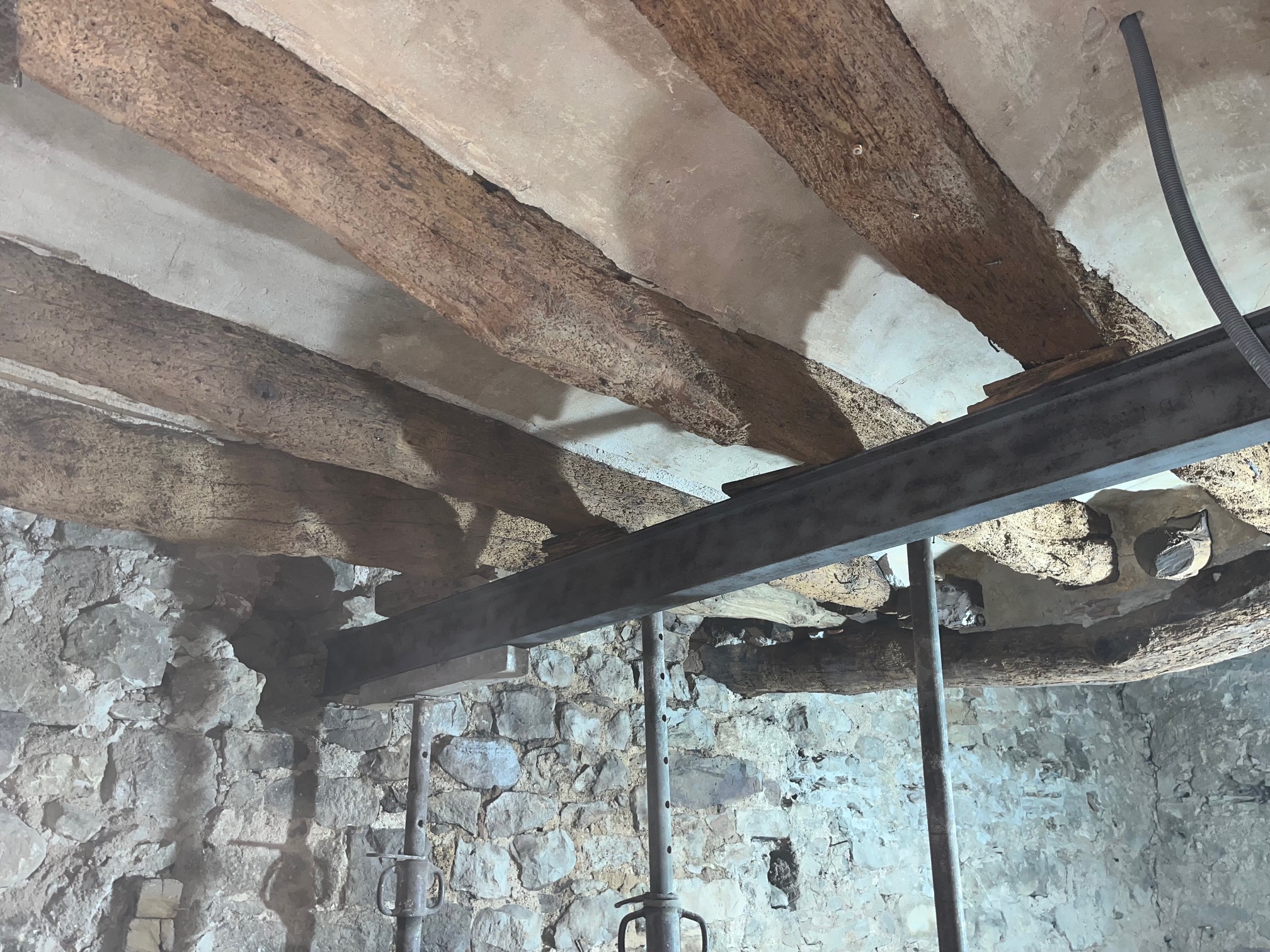 Nettoyage du bois après un incendie