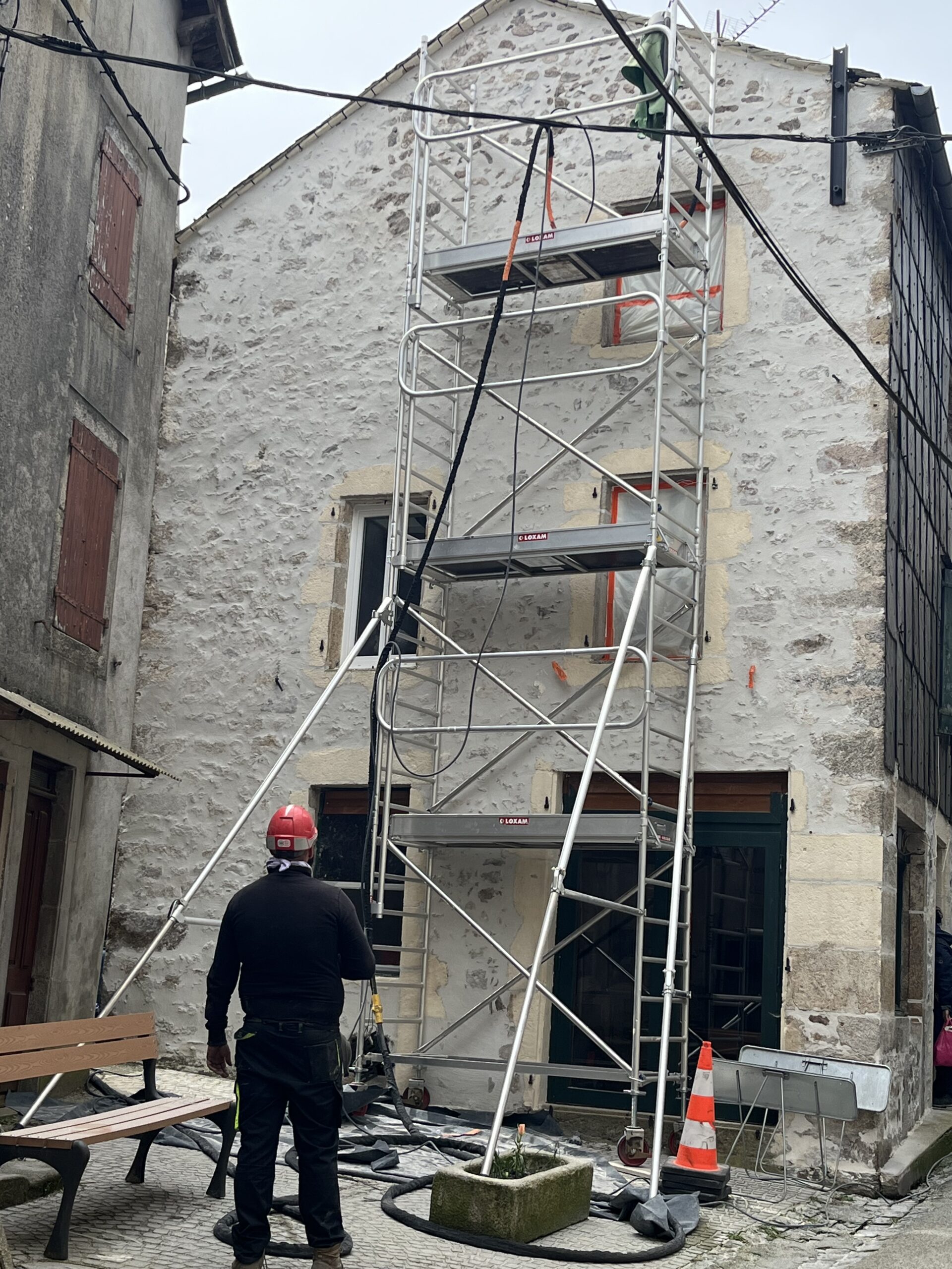 TRAVAUX DE NETTOYAGE D'UNE FAÇADE EN PIERRE