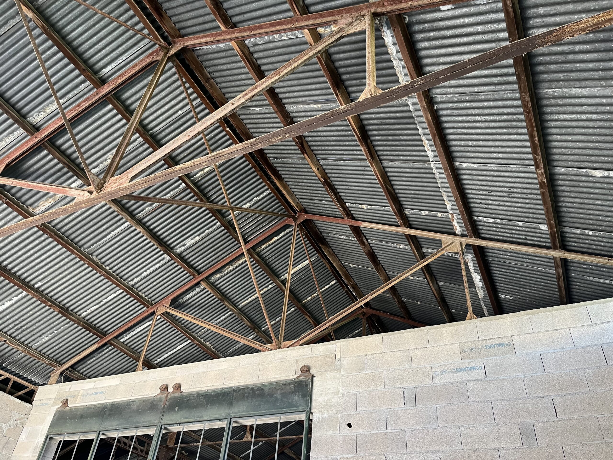 Poutrelle métalliques avant travaux d'aérogommage 