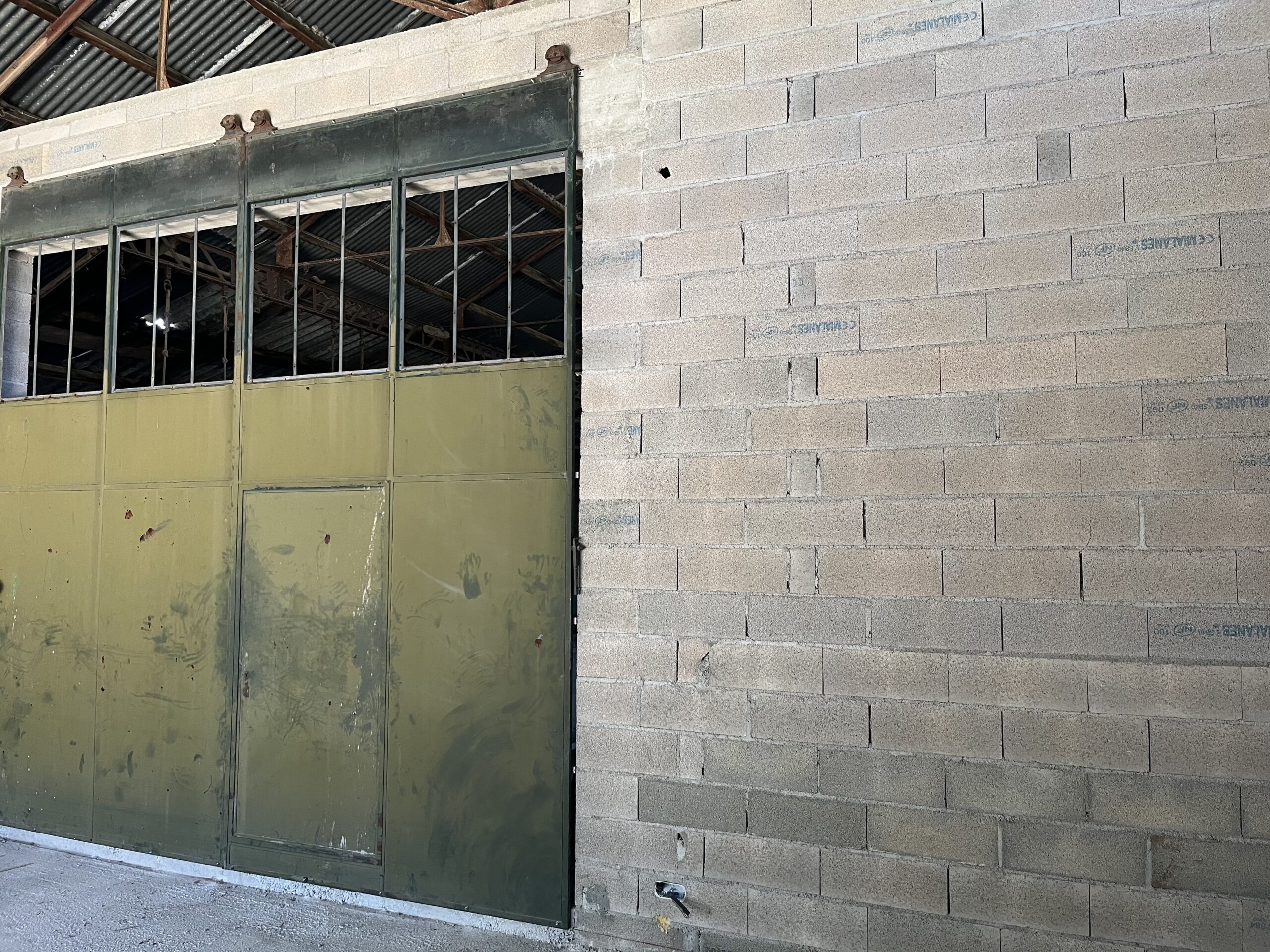 Portail fer oxydé avant travaux de peinture