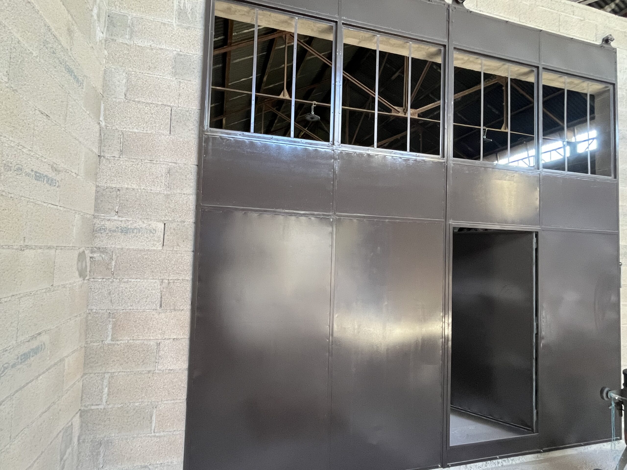 Portail décapé et peint