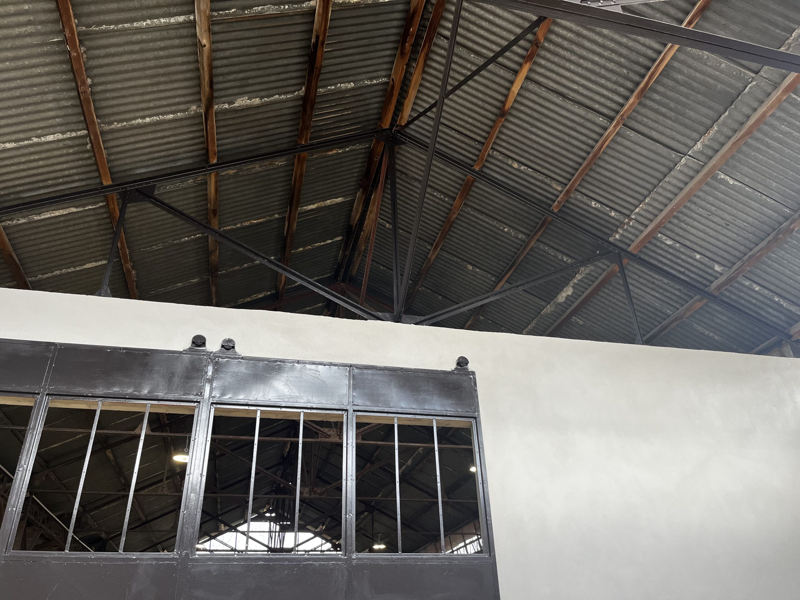 POUTRELLE MÉTALLIQUE ET PORTAIL PEIND AVEC DU FREITAMÉTAL