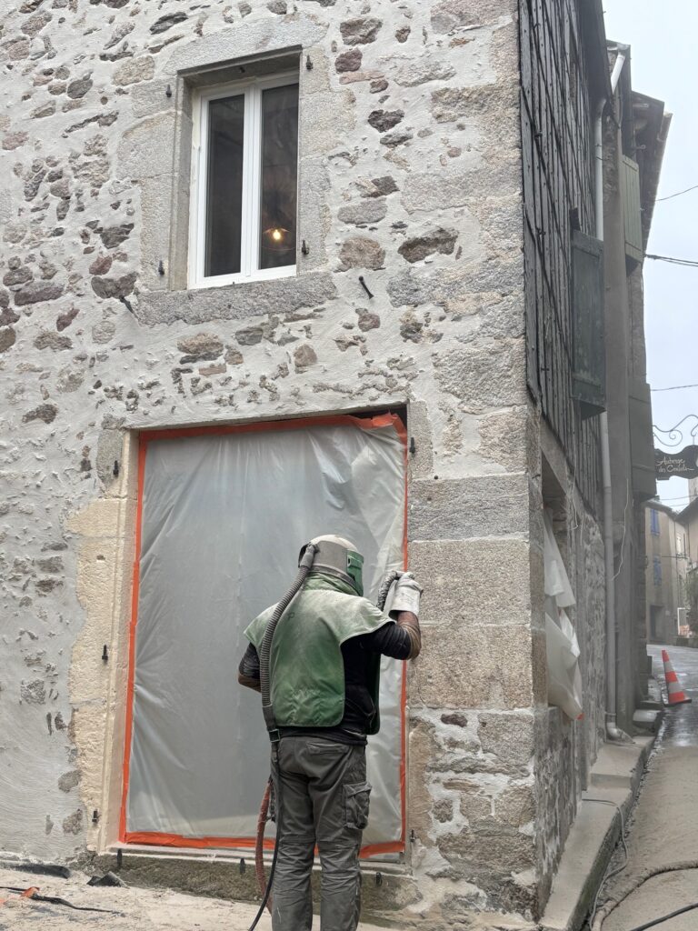 SABLAGE D'UNE FAÇADE EN PIERRE