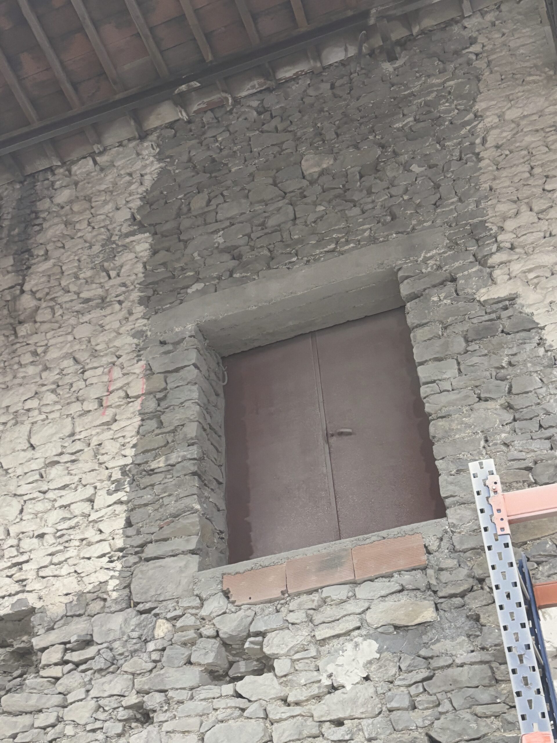 NETTOYAGE D'UN MUR EN PIERRE PAR SYSTÈME D'AÉROGOMMAGE BASSE PRESSION