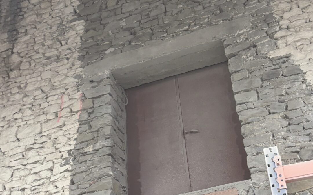 AÉROGOMMAGE MUR EN PIERRE DANS UNE FERME AU PUY-EN-VELAY