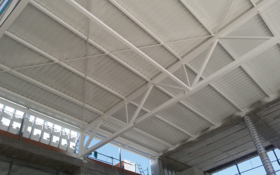 APPLICATION D'UNE PEINTURE INTUMESCENTE EN SOUS COUCHE D'UN PLAFOND D'UN BÂTIMENT INDUSTRIEL