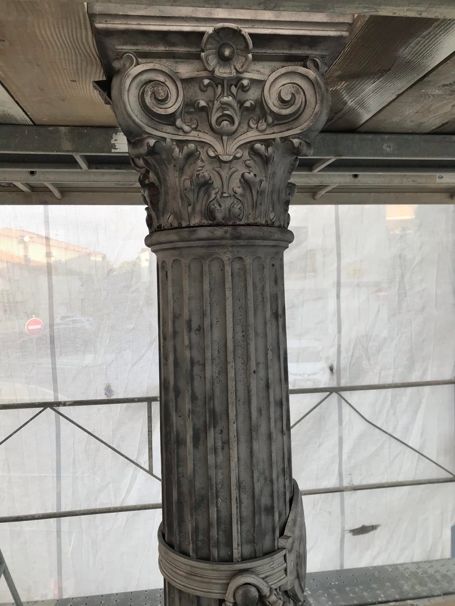 DÉCAPAGE ET ENLÉVEMENT DES ANCIENNES PAINTURE DE LA MARIANNE À VENDRES HÉRAULT