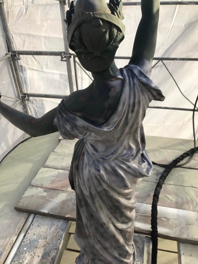 DÉCAPAGE PAR SYSTÈME D'AÉROGOMMAGE DE LA STATUE MARIANNE 