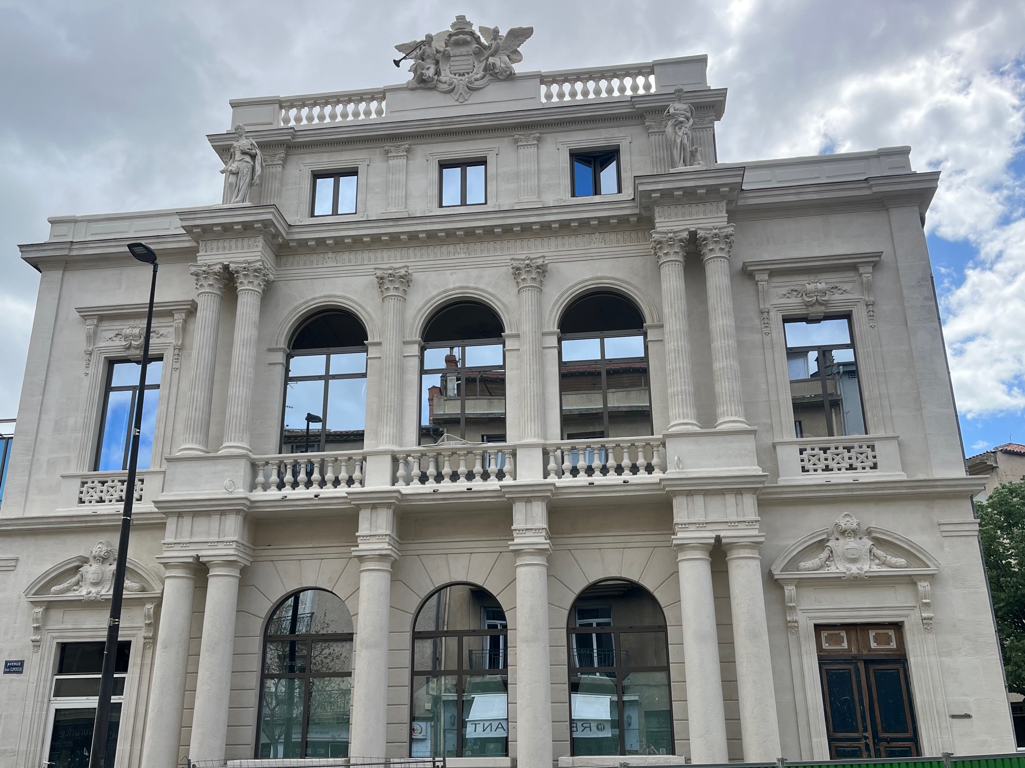 NETTOYAGE PAR SYSTÈME D'AÉROGOMMAGE D'UNE FAÇADE EN PIERRE AAVEC APPLICATION D'UN BADIGEON DE CHAUX